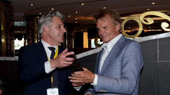 Vertrekkend CEO Theo van Ravesteyn van MSC Nederland ontvangt de onderscheiding Boeganker van het Havenbedrijf Rotterdam