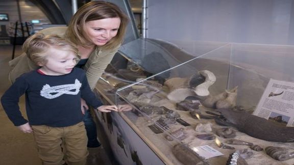 Kind en moeder bij het museum van FutureLand