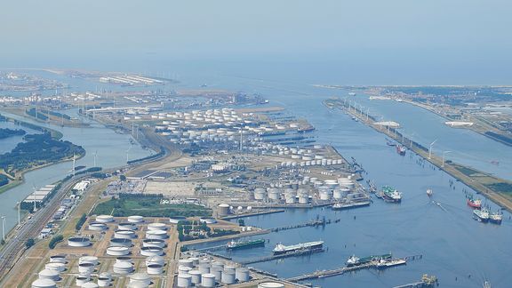 Luchtfoto van Europoort met Maasvlakte 2 op de achtergrond