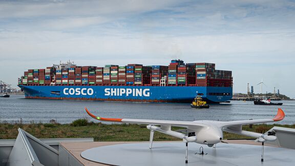 Avy-Drohne mit Containerschiff und RPA im Hintergrund