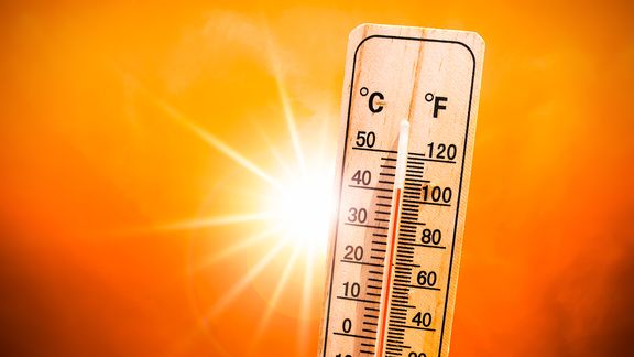 Thermometer met hoge tempratuur en zon