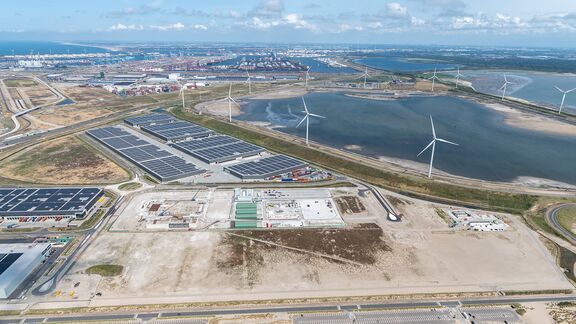 De bouw van Holland Hydrogen 1, de waterstoffabriek van Shell, is in volle gang.