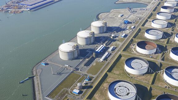 De 3 grijze <dfn>LNG</dfn>-tanks bevinden zich naast de waterzijde - de 4e <dfn>LNG</dfn>-tank zal naast deze tanks worden gebouwd. Foto: Aeroview