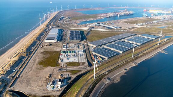 Conversiepark in aanleg met Holland Hydrogen 1 op Maasvlakte 2