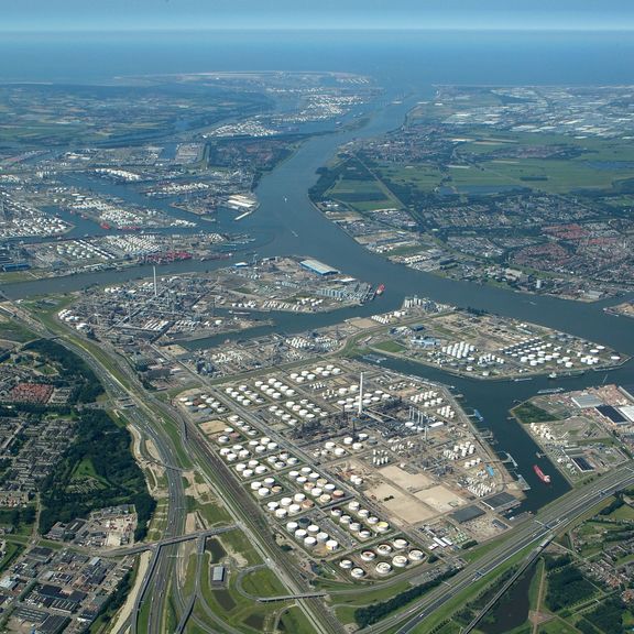 Luchtfoto van Shell Pernis Port of Rotterdam