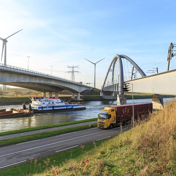 Dintelhavener Brücke mit Lastkahn und LKW