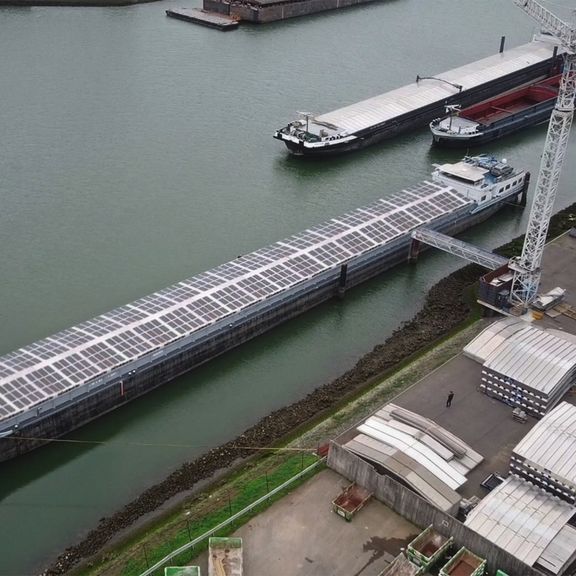 Inland vessel with solar panels