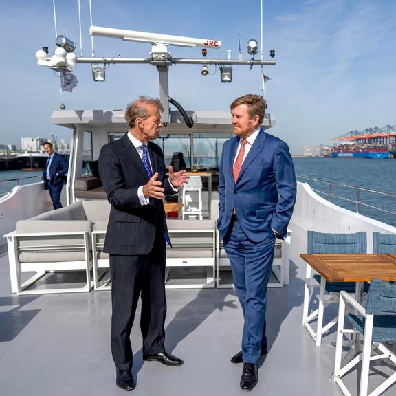 Seine Majestät König Willem-Alexander und Allard Castelein (L) im Hafen von Rotterdam.