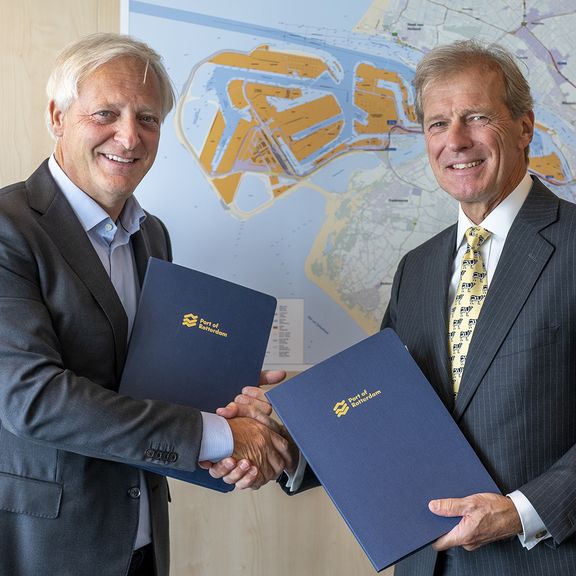 Ronald Lugthart, CEO van RWG en Allard Castelein, CEO van Havenbedrijf Rotterdam