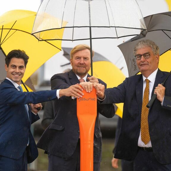 Rob Jetten, Minister für Klima- und Energiepolitik, König Willem-Alexander, Han Fennema, CEO Gasunie