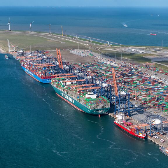 Euromax terminal at Maasvlakte 2 gezien seen from the sky. Photo: Martens Multimedia