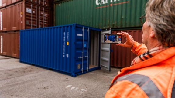 Man inspecteert lading container met CargoSnap
