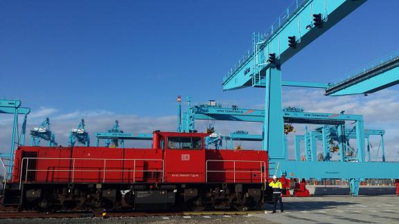 DB Cargo-Zug im Hafen von Rotterdam