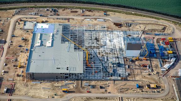 De CO2-neutrale fabriek van innocent, gelegen op het Rotterdam Food Hub, gezien vanuit de lucht. Foto: ‘Topview Luchtfotografie’