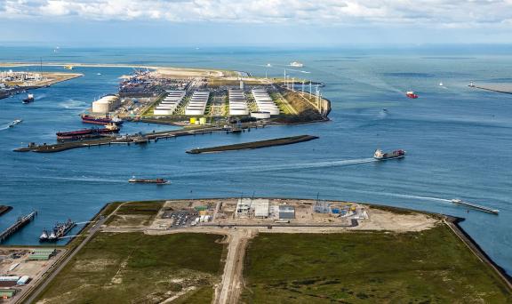 De CO2-neutrale fabriek van innocent, gelegen op het Rotterdam Food Hub, gezien vanuit de lucht. Foto: ‘Topview Luchtfotografie’