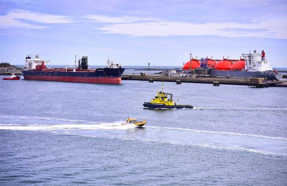 LNG schepen, roeiers en RPA op het water in de haven van Rotterdam