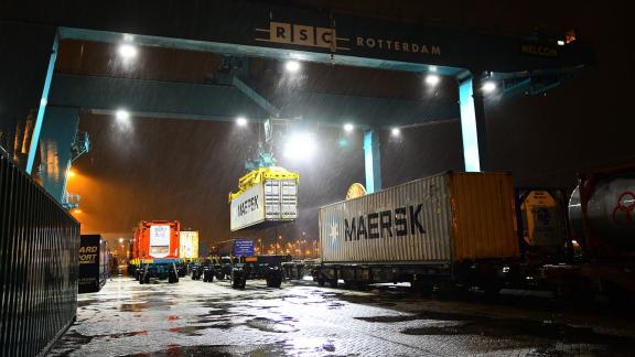 Container van Maersk wordt afgeleverd voor de goederentrein richting China