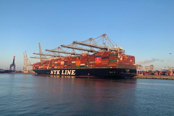 Containerschiff NYK Wren im vertieften Amazonehaven