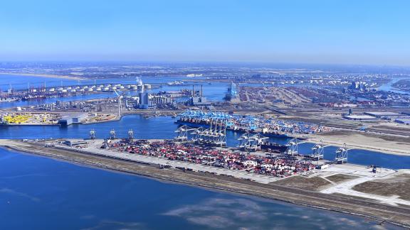Lagerung und Umschlag von Containern im AMP-Terminal am Europahafen in Rotterdam