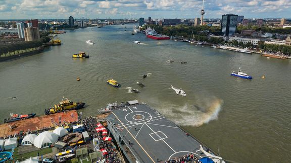 Wereldhavendagen met zicht op Wilhelminapier demonstratieterrein helicopter patrouillevaartuigen Euromast