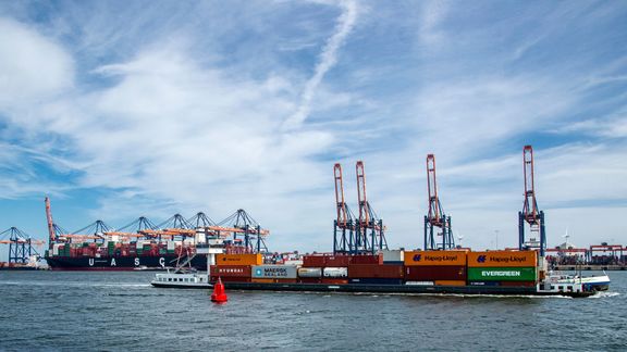 binnenvaart en containerkranen Euromax in Yangtze-kanaal