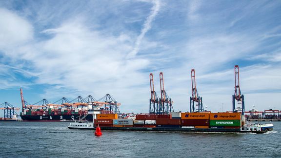 bInland navigation and container gantry cranes at Euromaxx in Yangtze-canal