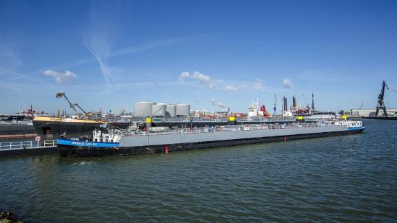 Binnenschiff im Botlek, Hafen von Rotterdam