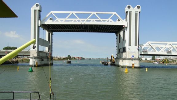 De Westelijke ondervaart van de Botlekbrug