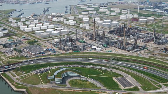 Luchtfoto van BP raffinaderij