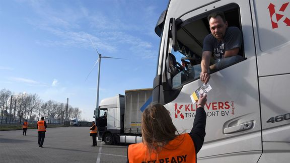 Een vrachtwagen chauffeur ontvangt een Brexit flyer