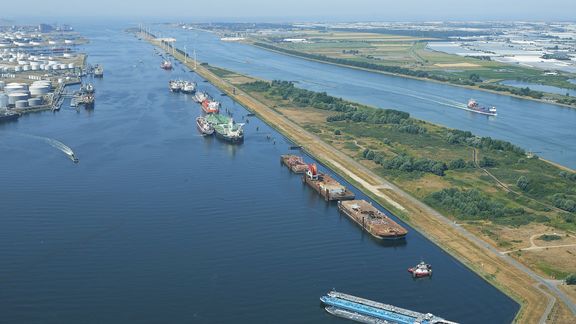 Caland-Kanal im Hafen von Rotterdam