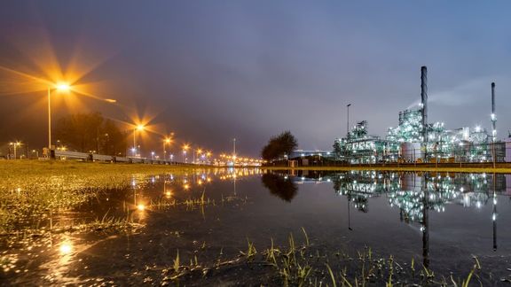 Beleuchteter Hafen mit Industrie