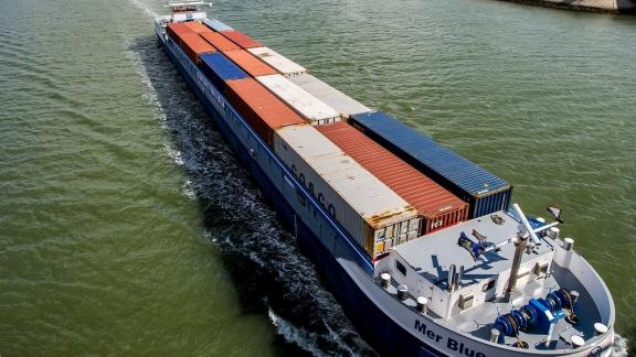 Binnenvaartschip met containers