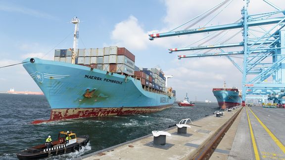 Schip bij containerterminal APM