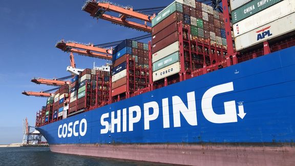 Cosco Shipping in de haven van Rotterdam
