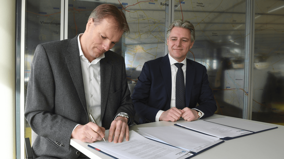 Contractondertekening Neele-Vat en Havenbedrijf Rotterdam distributiecentrum