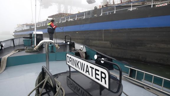 Drinkwaterboot Evides in haven Rotterdam
