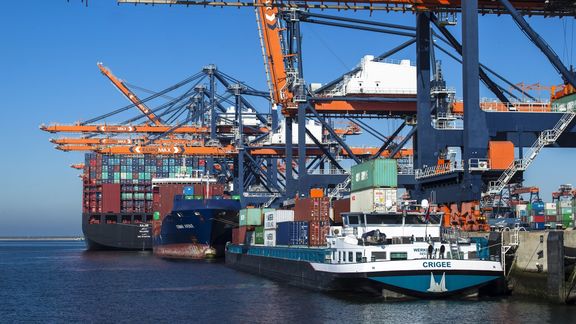 Binnenvaartschip aan kade Euromax Terminal