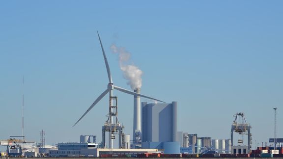 EVG-Rohr mit Rauchkraftwerk Uniper Haliade Windturbine