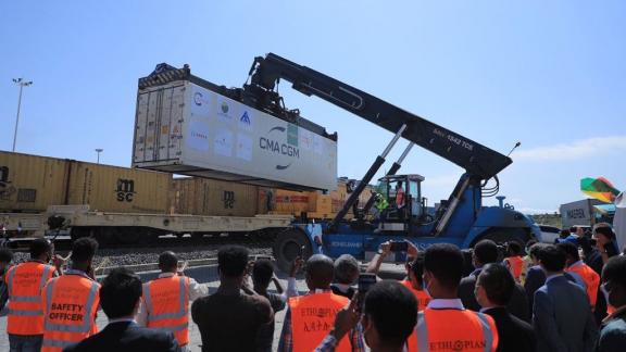 First refrigerated container with 24 tonnes of avocados loaded on train