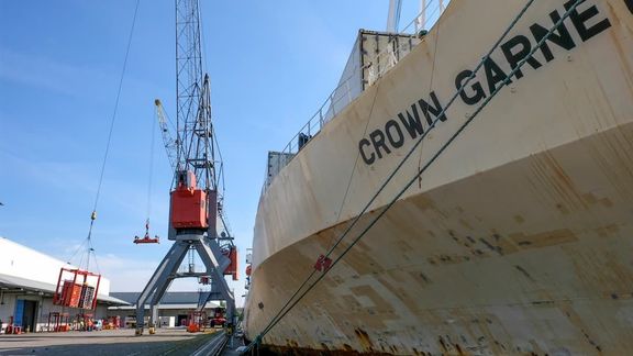 Koelschip bij Rotterdam Fruit Wharf in de Merwehaven