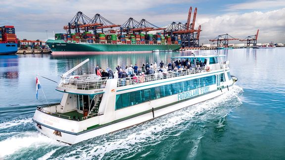 FutureLand Ferry vaart door de haven bij de Euromax terminal