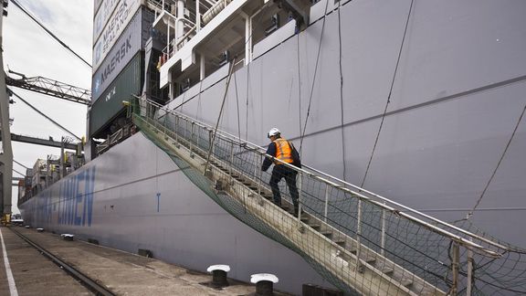 De inspecteur gaat aan boord van het schip