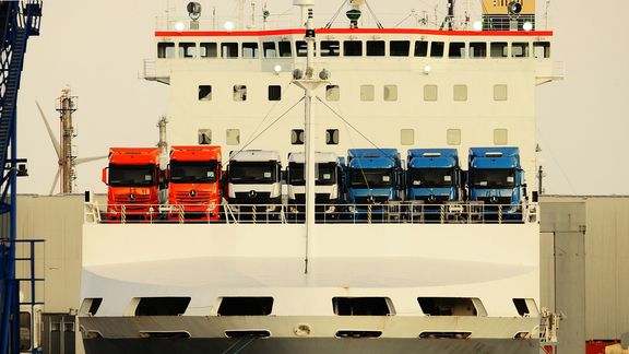 Vrachtwagens op ferry bij ferry terminal