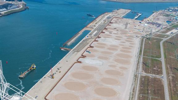 The HES Hartel Tank Terminal under construction