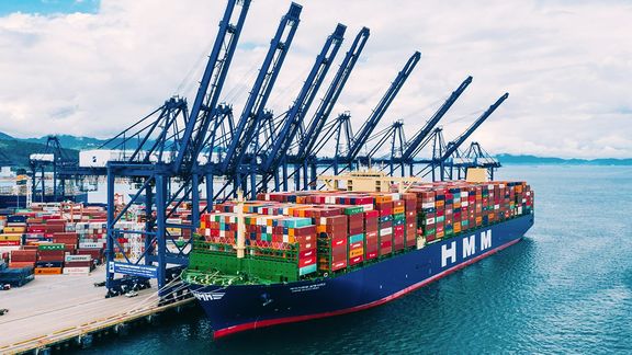 HMM Algeciras op zijn maidentrip in de Amaliahaven te Rotterdam om containers over te slaan bij RWG (Rotterdam World Gateway)