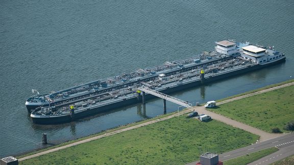 Fotobijschrift: ligplaatsen kegelschepen in Calandkanaal (Dick Sellenraad)