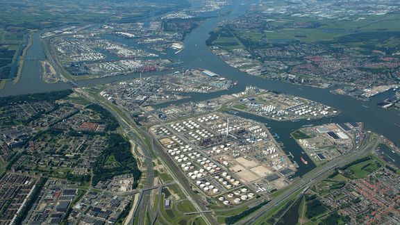 Luchtfoto van het terrein van Shell in Pernis