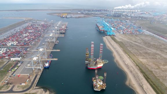 Prinses Amaliahaven, offshore platform in de haven Rotterdam