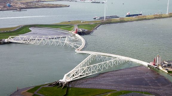 Maeslantkering op de grens van Het Scheur en de Nieuwe Waterweg bij Hoek van Holland